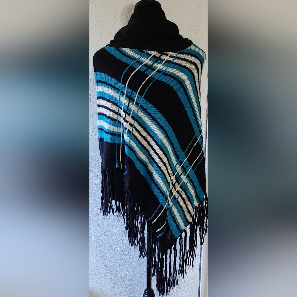 Turtleneck Poncho with fringes - Picture 3 of 5